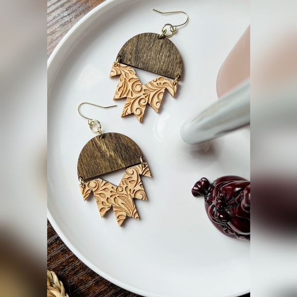 Western Floral Earrings - Picture 1 of 2